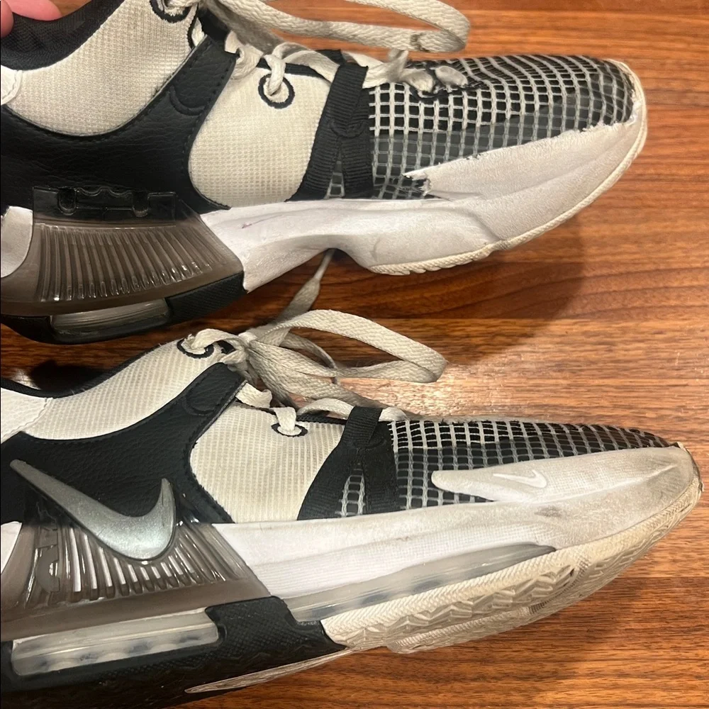 NIKE Lebron Witness 7 - Youth 5 Basketball Shoes - DQ8650-100 - Used